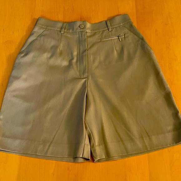 TAIL SHORTS - Picture 1 of 3